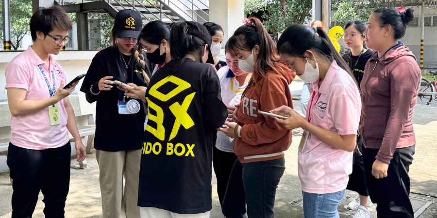 Fido Box đã trao tận tay máy tính bảng Nextlife cho một nữ sinh viên may mắn 